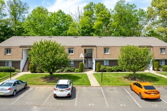 Valley Glen Condos in Maple Shade, NJ - Foto de edificio - Building Photo