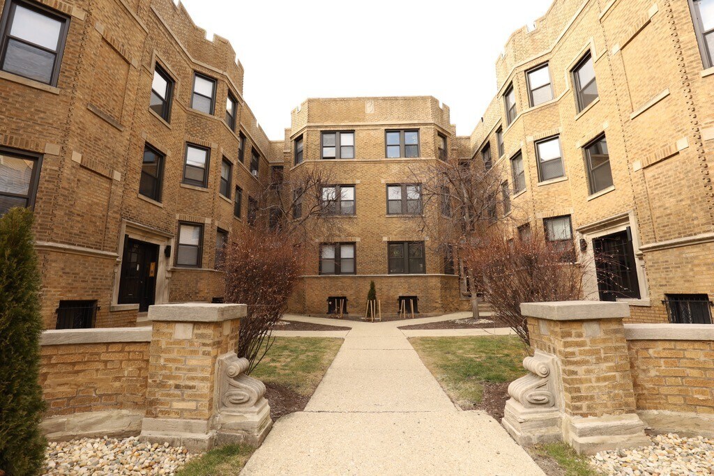 626 W Stratford Pl in Chicago, IL - Building Photo