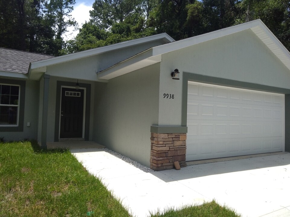9938 N Athenia Dr in Citrus Springs, FL - Building Photo