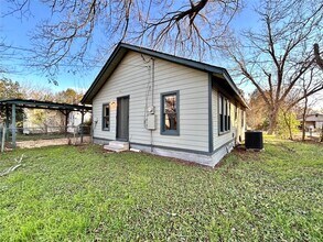 1112 W 3rd St in Taylor, TX - Building Photo - Building Photo