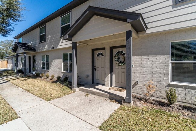 property at 207 N Poplar St