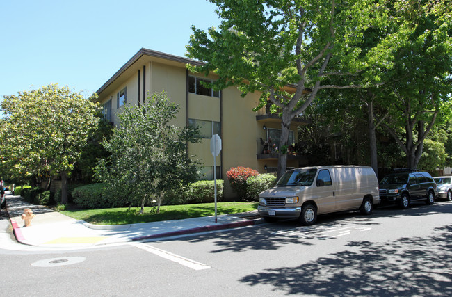 Royal Arms Apartments in San Mateo, CA - Building Photo - Building Photo