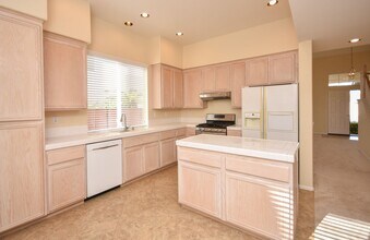 420 Primrose Way in Oceanside, CA - Building Photo - Building Photo