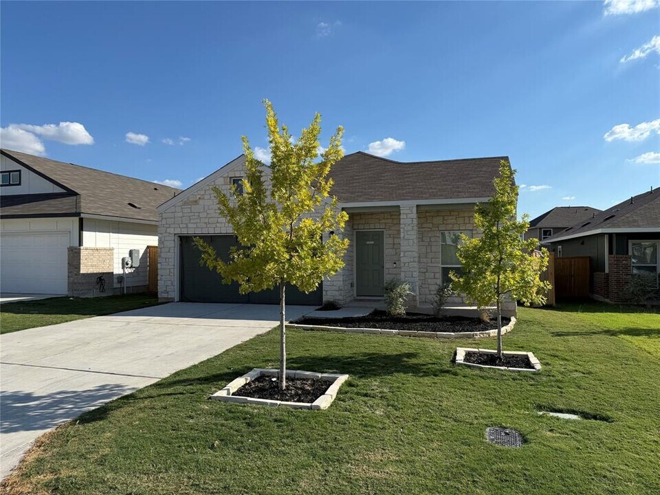 213 Perfect World Lp in Jarrell, TX - Building Photo