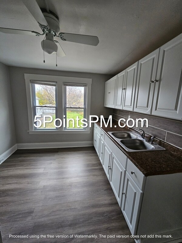 379 E 162nd St in Cleveland, OH - Building Photo - Building Photo