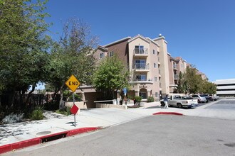 Vintage Crossing Apartments in Canoga Park, CA - Foto de edificio - Building Photo