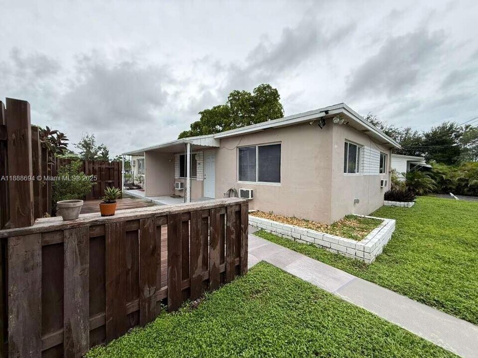 1049 SW 3rd St in Hallandale Beach, FL - Building Photo