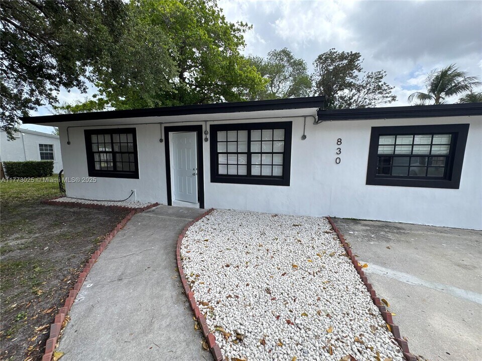 830 SW 6th St in Hallandale Beach, FL - Building Photo