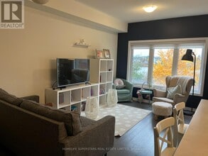 3068 Cascade Common in Oakville, ON - Building Photo - Building Photo