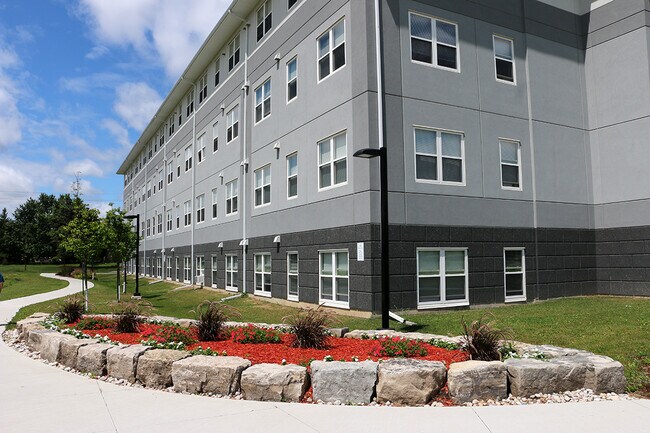 Park Place Apartments in Brantford, ON - Building Photo - Building Photo