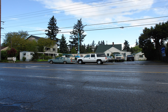 Rainbow Villa Mobile Home Park in Portland, OR - Building Photo - Building Photo