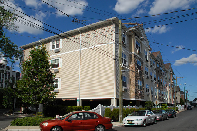 Riverside Apartments in Wallington, NJ - Building Photo - Building Photo