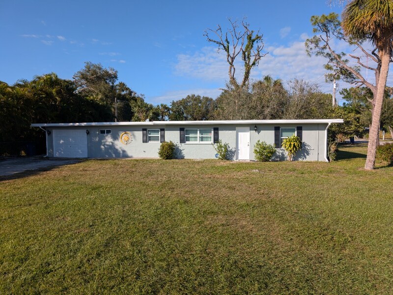 1870 Powell Dr in North Fort Myers, FL - Building Photo