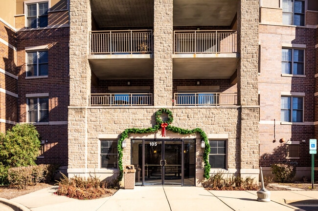 Medinah on the Lake in Bloomingdale, IL - Foto de edificio - Building Photo