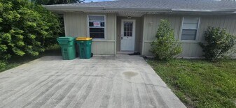 304 Camillia Ln in Port Charlotte, FL - Building Photo