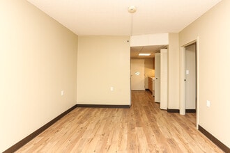 Chapel House Senior Apartments - Age 62+ in Louisville, KY - Foto de edificio - Interior Photo