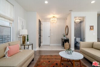 1745 S Barrington Ave in Los Angeles, CA - Building Photo - Building Photo