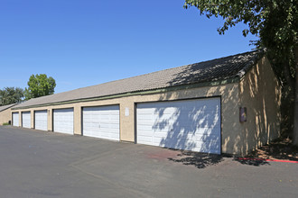 Boulder Springs Apartments in Fresno, CA - Foto de edificio - Building Photo