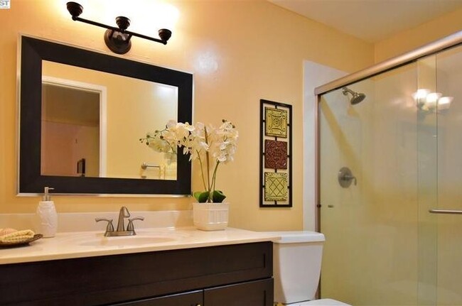 490 N Civic Dr in Walnut Creek, CA - Building Photo - Building Photo