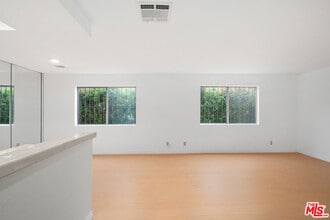 839 S Holt Ave in Los Angeles, CA - Building Photo - Building Photo