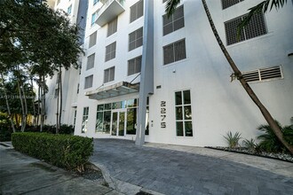 2275 Biscayne Blvd in Miami, FL - Foto de edificio - Building Photo