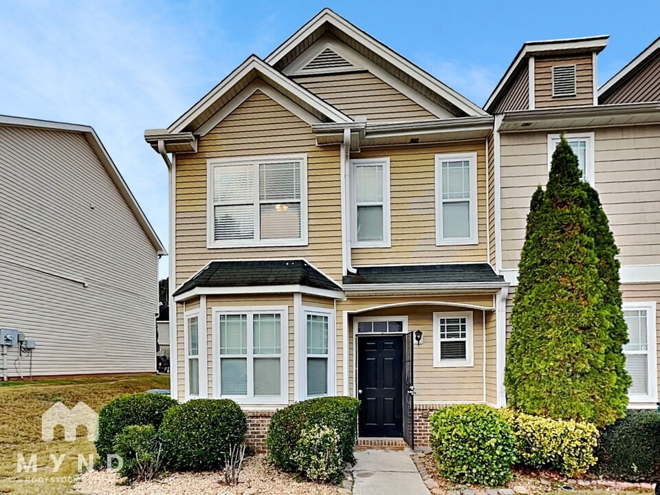 6204 Ellenwood Dr in Rex, GA - Foto de edificio