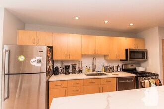 2300 W Wabansia Ave, Unit 326 in Chicago, IL - Foto de edificio - Building Photo