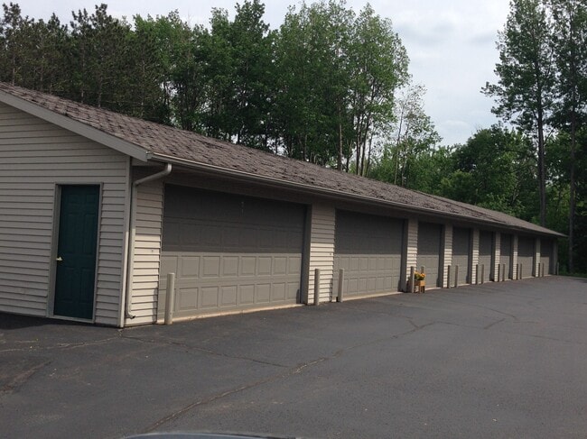 Sherman Oaks Apartments in Wausau, WI - Foto de edificio - Building Photo