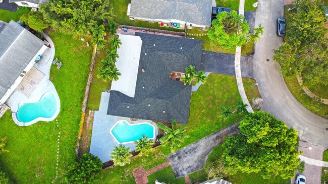 7841 NW 46th St in Lauderhill, FL - Foto de edificio - Building Photo