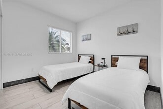 15450 NW 2nd Ave in Miami, FL - Foto de edificio - Building Photo