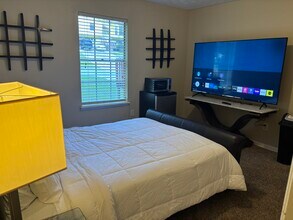 5300 Forest Downs Ln in College Park, GA - Foto de edificio - Building Photo