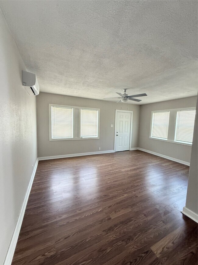 5136 Polk St in Houston, TX - Building Photo - Building Photo