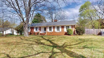 6821 View Way Dr in Charlotte, NC - Building Photo
