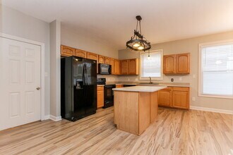 9718 Rhodes Ln in Avon, IN - Foto de edificio - Building Photo