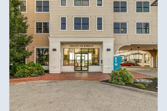 1 E Grand Ave, Unit 401 in Old Orchard Beach, ME - Foto de edificio - Building Photo