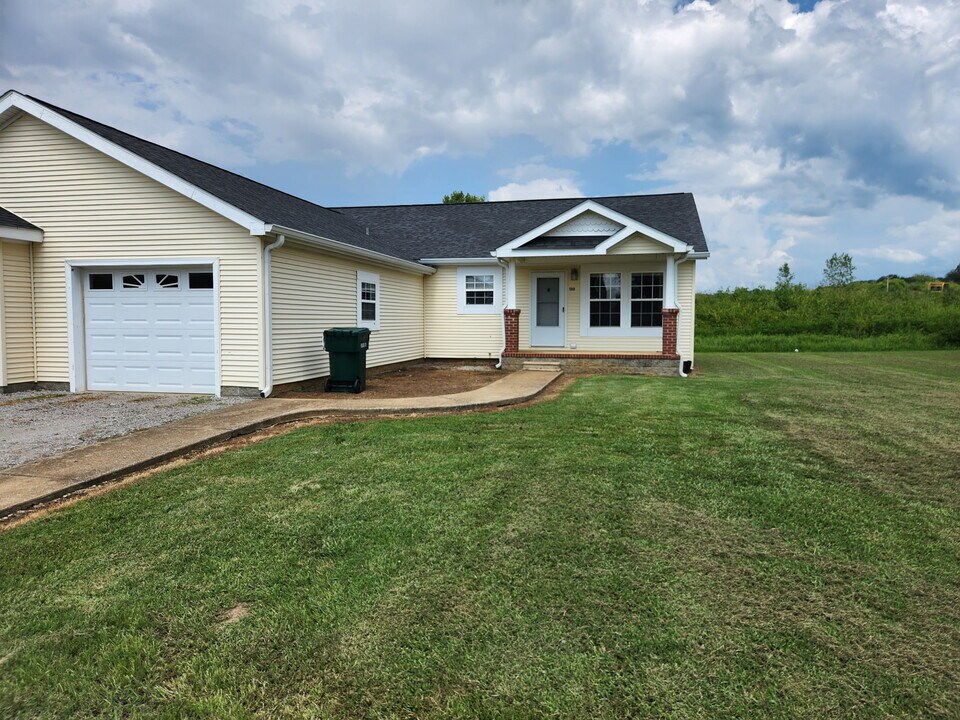 130 Meadows Ln in Pulaski, TN - Building Photo