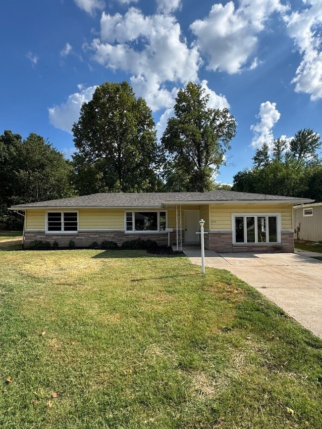 property at 614 W Kerr St
