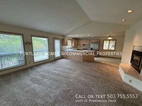 4469 SE Pennywood Dr in Milwaukie, OR - Foto de edificio - Building Photo