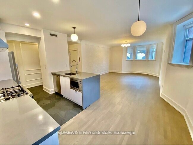 795 College St in Toronto, ON - Building Photo - Building Photo