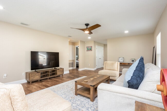 1313 E Cayuga St in Tampa, FL - Building Photo - Building Photo