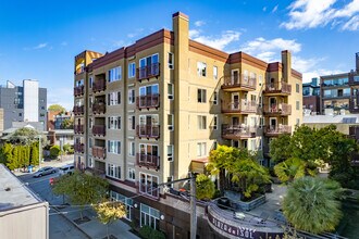 Plaza del Sol Condominiums in Seattle, WA - Building Photo - Building Photo