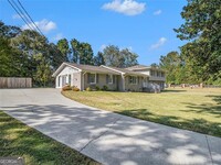 1770 N Springs Dr in Dunwoody, GA - Foto de edificio - Building Photo