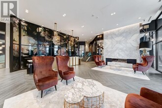405-405 Dundas St W in Oakville, ON - Building Photo - Building Photo