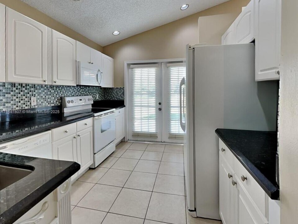 927 Stanton Dr in Weston, FL - Building Photo