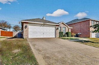 2016 Swenson Ct in Grand Prairie, TX - Building Photo - Building Photo