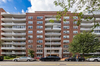 6910 108th St in Forest Hills, NY - Foto de edificio - Building Photo