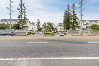 Glen Oaks in Pacoima, CA - Foto de edificio - Building Photo