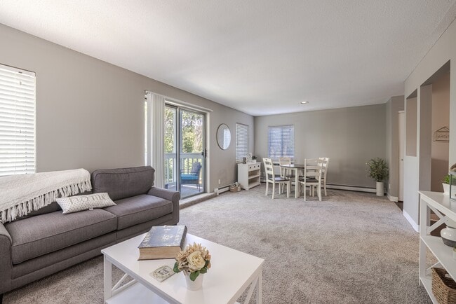 Royal Oaks Apartments in Eagan, MN - Foto de edificio - Building Photo