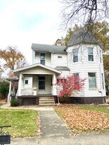 612 1/2 E Chestnut St in Bloomington, IL - Building Photo