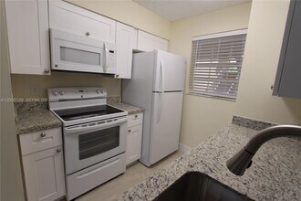 2890 N Oakland Forest Dr in Oakland Park, FL - Building Photo - Building Photo